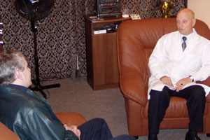 Александр Юрьевич проводит подготовительную беседу перед лечебным сеансом. 2003 год