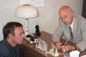 1999 год. Александр Юрьевич проводит рациональную психотерапию.